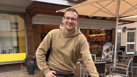 YOU FM Hörer Marvin posiert stolz mit seinem neuen E-Bike.