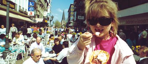 Ein Kind isst Anfang der 90er ein Eis