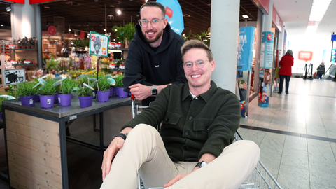 Benne & Timo in einem Einkaufswagen