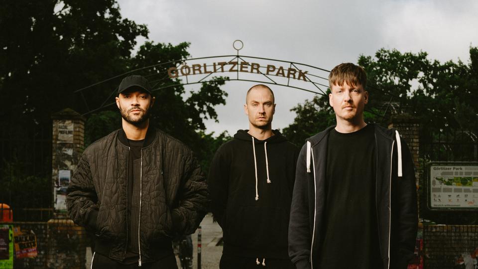 Das Trio K.I.Z. vor dem Eingang zum Görlitzer Park