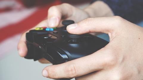 Jemand hat einen Controller in der Hand