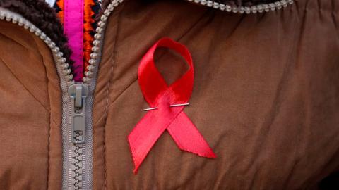 HIV-Schleife an einer Jacke