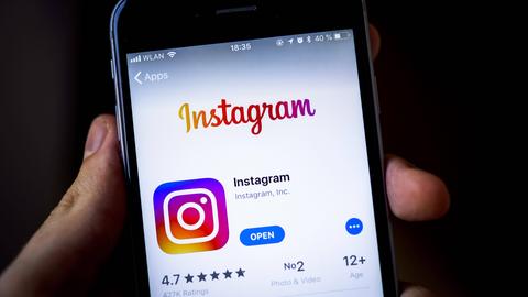 die geöffnete App Instagram auf einem Smartphone