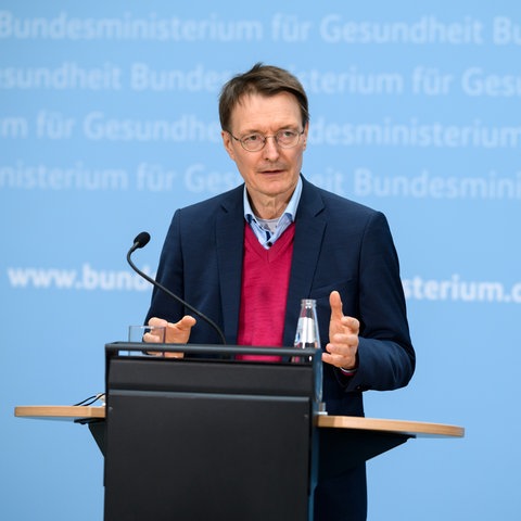 Karl Lauterbach äußert sich bei einer Pressekonferenz zu neuen Quarantäne-Regeln.