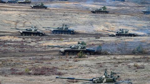 Panzer fahren bei Russisch-Belarussischer Truppenübung