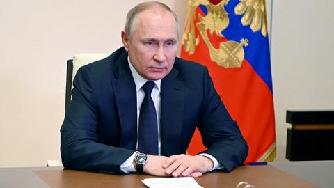 Das von der staatlichen russischen Nachrichtenagentur Sputnik veröffentlichte und von AP zur Verfügung gestellte Bild zeigt Wladimir Putin während er eine Sitzung des Sicherheitsrates per Videokonferenz leitet.