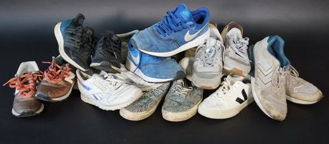 Aussortierteb Sneaker liegen aufeinander