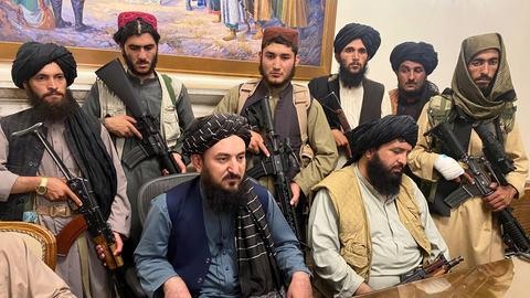 Taliban-Kämpfer im Präsidentenpalast in Kabul